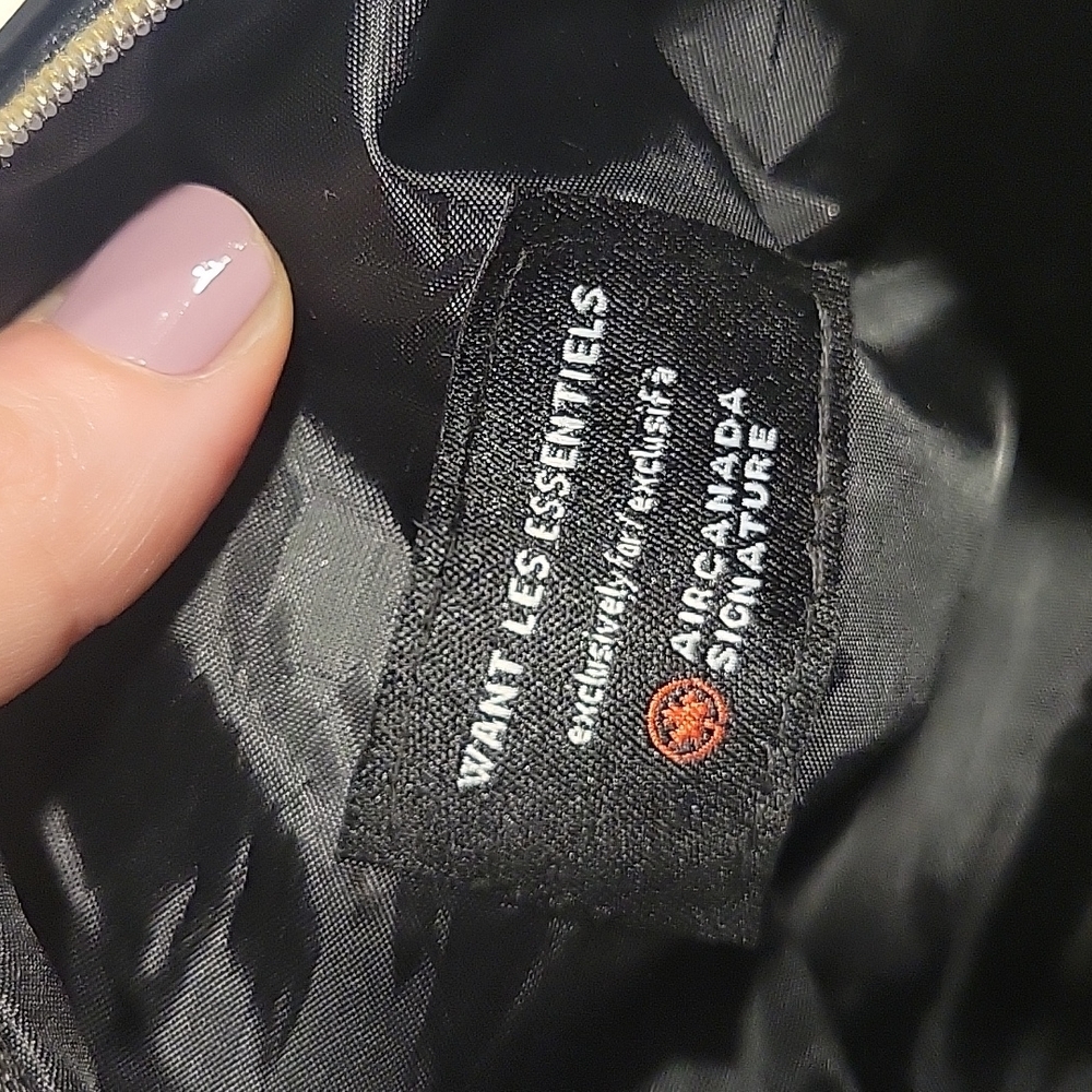 Want Les Essentials Air Canada Makeup Bag - Picture 6 of 6